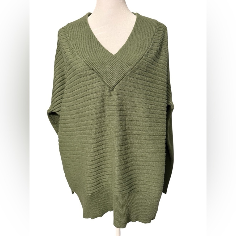 Time & Tru Womenโs V-Neck pullover sweater in green amber Size Medium 8-10 EUC